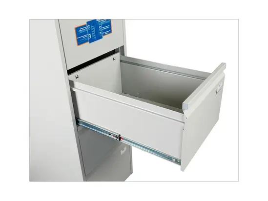 с едно отворено чекмедже