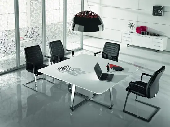 Посетителски стол НЕО ЧЕЙР- снимка в офис