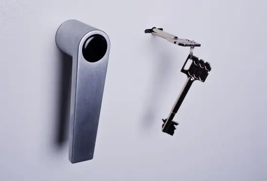 Снимка отблизо на ключалката на Архивен шкаф PMT огнеупорен с 5 отделения 195x125x52 см