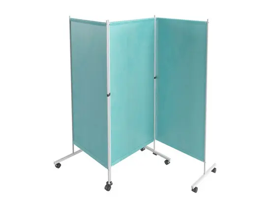 Три медицински паравана PMT захванати един за друг, под формата на Z