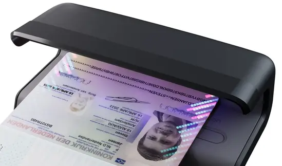 Детектор за фалшиви банкноти Safescan 55 сканира докемнти, кредитни и лични карти