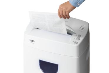 унищожава документи