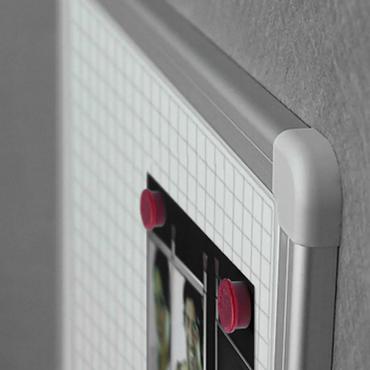 Бяла дъска с квадрати 120х240 см - снимка на алуминиевата рамка