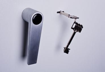 Снимка отблизо на ключалката на Архивен шкаф PMT огнеупорен с 5 отделения 195x125x52 см