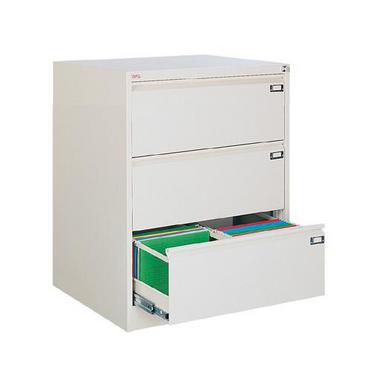 Метална картотека FRT с 3 двойни чекмеджета - сива на цвят, снимана от ляв ъгъл, с отворено долно чекмедже, което е с две отделения, и двете са пълни с папки