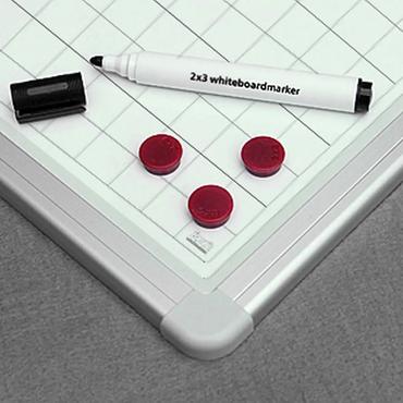 Бяла дъска с квадрати 120х240 см - снимка на подаръчния комплект