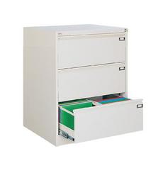 Метална картотека FRT с 3 двойни чекмеджета - сива на цвят, снимана от ляв ъгъл, с отворено долно чекмедже, което е с две отделения, и двете са пълни с папки