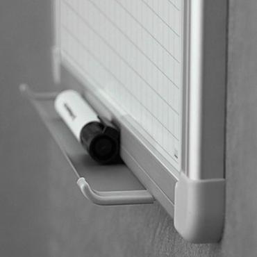 Бяла дъска с квадрати 120х240 см - снимка на поставката за маркери