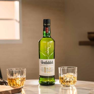 Бутилка 12-годишно скоч уиски Glenfiddich 1 л. с две чаши