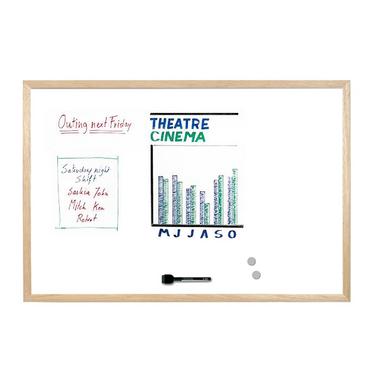 Бяла магнитна дъска с дървена рамка 40х60 см - снимка отпред, с рисунки по нея